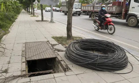 Hà Nội: Hàng loạt hố ga mất nắp "giăng bẫy" người đi đường