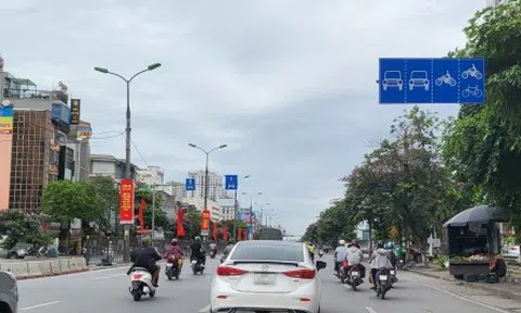 Xe máy, ô tô ngang nhiên lấn đường, tiềm ẩn nguy cơ tai nạn