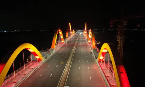 "Nguồn sáng" cho cây cầu Tình Yêu bị phá hoại, thiệt hại tiền tỉ