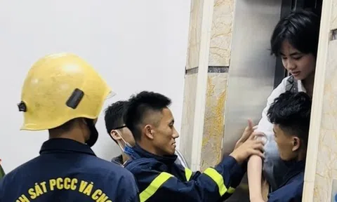 Giải cứu 4 học sinh mắc kẹt trong thang máy trung tâm Tiếng Anh