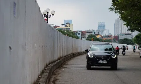 Hà Nội: Tường rào bê tông bất thường cản trở giao thông tại khu vực đường Vành đai 2,5