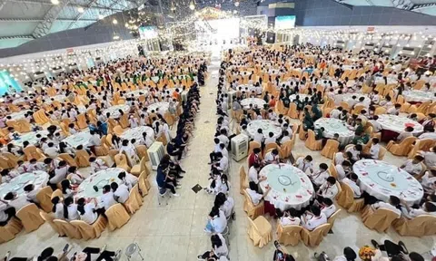 Xôn xao hình ảnh lễ tổng kết năm học "hoành tráng"