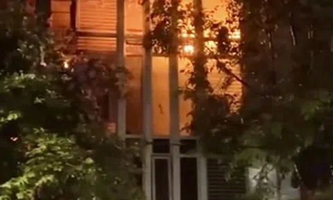 Clip: Chi nhánh ngân hàng ở Đắk Lắk bốc cháy trong đêm