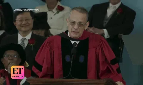Tom Hanks nhận bằng Harvard