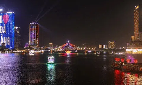 Những hình ảnh "khác lạ" trước và sau 8 giờ tối tại Đà Nẵng