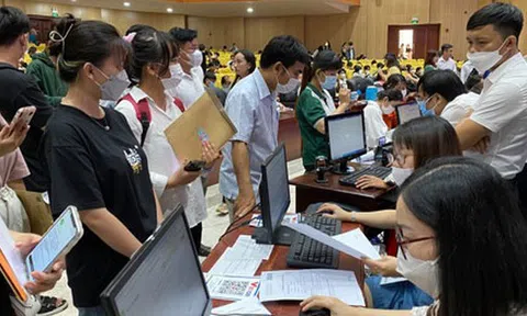 Đã xét tuyển online sao vẫn đòi nộp hồ sơ giấy?