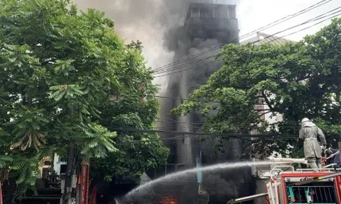 Hà Nội: Cháy cơ sở sửa chữa lốp ô tô, thiêu rụi 2 nhà liền kề