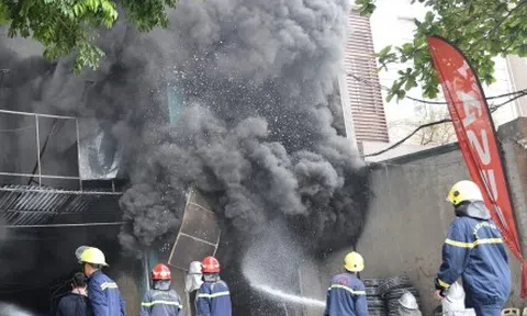 Hà Nội: Hiện trường vụ cháy ngùn ngụt cơ sở sửa chữa lốp ô tô và 2 nhà liền kề