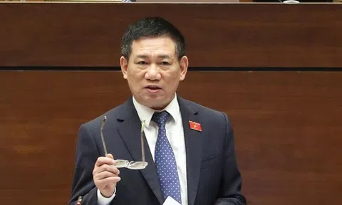 'Tháp tùng Thủ tướng đi kiểm tra, về đến sân bay 4 Bộ trưởng được 4 gói mỳ tôm'