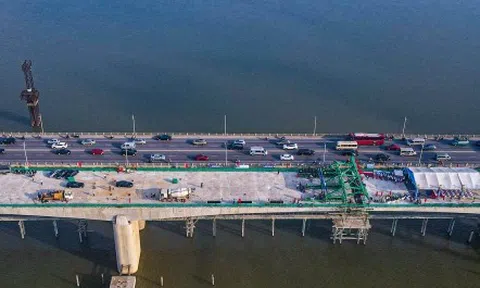 Hợp long cầu Vĩnh Tuy 2 trị giá hơn 2.500 tỷ đồng
