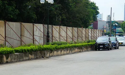Cận cảnh 500 m hàng rào bêtông bịt kín lối đi khiến người dân khổ sở