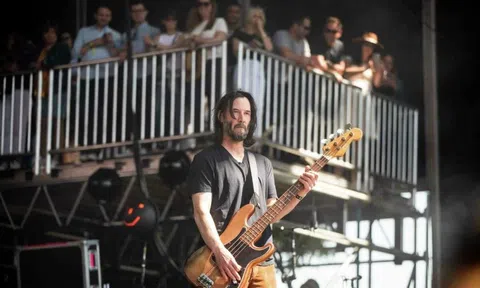 Keanu Reeves biểu diễn rock