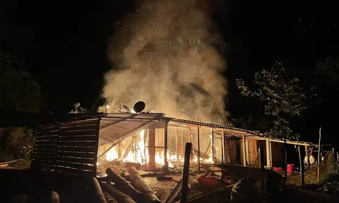 Nữ cán bộ bận họp trong lúc nhà bị cháy trơ khung