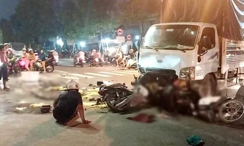 Bình Dương: Xe tải tông hàng loạt xe máy dừng đèn đỏ, 1 người chết, nhiều người bị thương