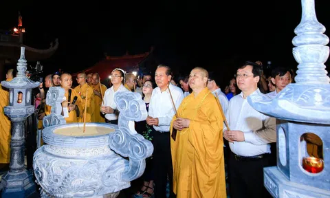 Thắp nến cầu nguyện hòa bình tại chùa Đại Tuệ