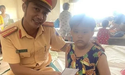 Cảnh sát giao thông mang Tết thiếu nhi đến với trẻ ở bệnh viện