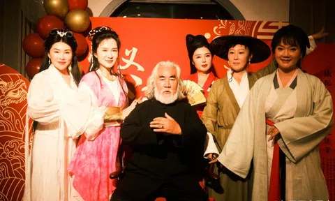 Vợ 'Trùm phim kiếm hiệp' hóa trang thành Hoàng Dung