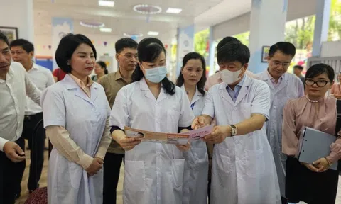 Bộ trưởng Bộ Y tế kiểm tra chiến dịch bổ sung Vitamin A tại Hà Nội