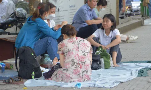 Nỗi lòng cha mẹ ngày con thi vào lớp 10: Phơi mình giữa nắng gần 40 độ, rải áo mưa xuống nền đất nóng đợi tin con