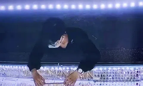 Bà Rịa - Vũng Tàu: Chủ tiệm vàng bất lực nhìn tên cướp