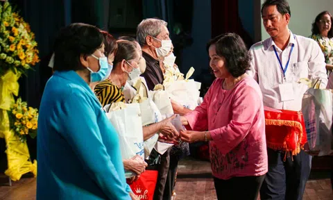 TP HCM: Tặng thẻ bảo hiểm y tế cho người cao tuổi