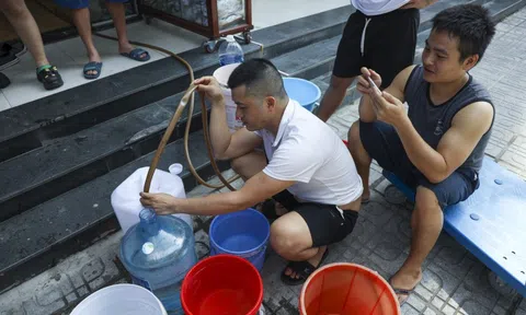 Hà Nội: Chung cư mất nước, hàng trăm người dân đội nắng 40 độ C, xách từng bình nước về sinh hoạt