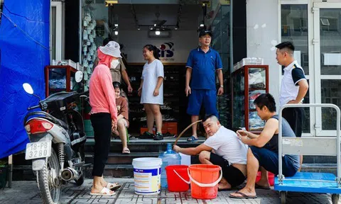 Người dân đi xin từng xô nước dưới cái nóng 40 độ C