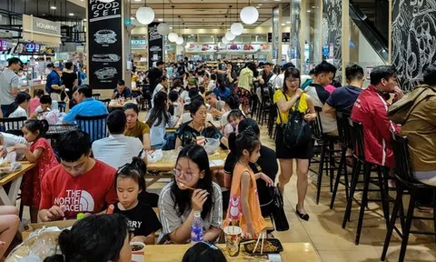 Hà Nội: Người dân đổ xô vào trung tâm thương mại tránh nắng nóng hầm hập kèm mất điện