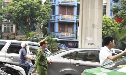 Giao thông hỗn loạn tại 2 điểm thi vào trường THPT chuyên ở Hà Nội