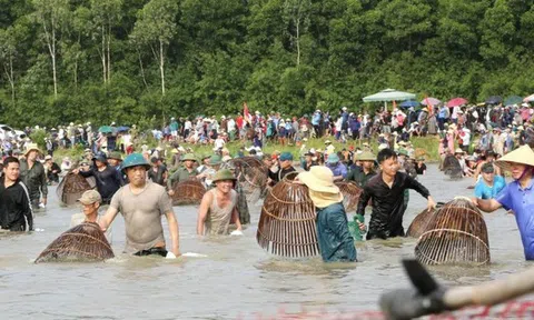 Hàng nghìn người đội nắng chen chúc bắt cá cầu may