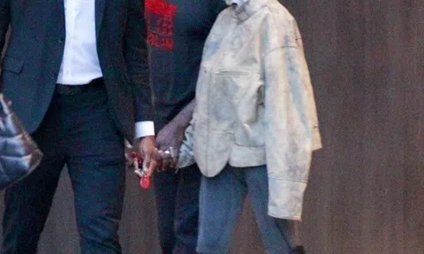 Vợ Kanye West trùm kín mặt ở buổi hẹn hò