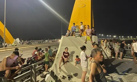 Du khách Hạ Long ngán ngẩm vì mất điện