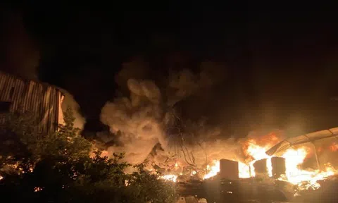 Cháy lớn nhà kho, xưởng sản xuất ở Long An