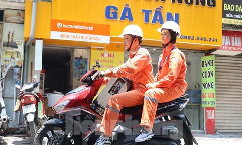 Nhân viên điện lực dùng loa kéo đi từng phố kêu gọi người dân tiết kiệm điện