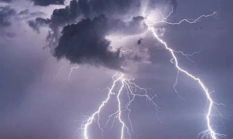 Sét đánh trúng 2 vợ chồng, người vợ chết tại chỗ