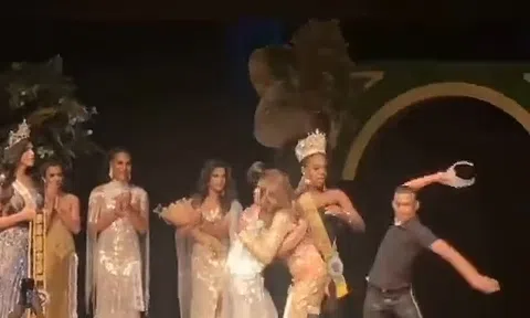 Chồng lao lên sân khấu đập vương miện vì vợ không đoạt hoa hậu