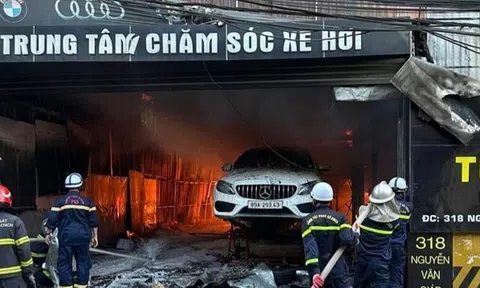 Cháy lớn tại gara ô tô ở Hà Nội, làm hư hỏng nhiều xe sang