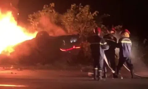 CLIP: Xế hộp chở 3 người tông vào cây xanh, trụ đèn rồi bốc cháy dữ dội