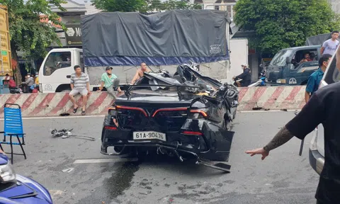 Ô tô "điên" tông hàng loạt xe máy, hất tung nhiều người