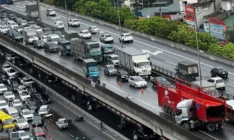 Hà Nội: Xe đầu kéo húc đổ lan can Vành đai 3, tảng bê tông rơi xuống đường