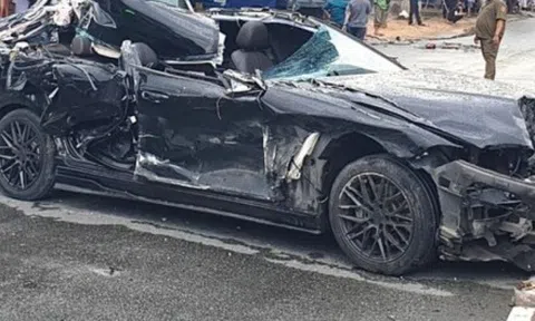 Kinh hoàng ô tô ‘điên’ tông hàng loạt phương tiện rồi lăn nhiều vòng trên đường