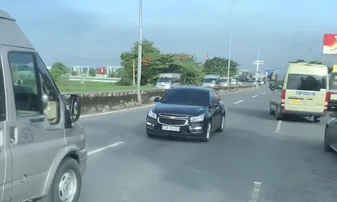 CLIP: Người phụ nữ chạy ôtô ngược chiều trên Quốc lộ 51 ở Bà Rịa- Vũng Tàu