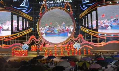 Đông đảo người dân, du khách đội mưa xem bế mạc Festival Biển