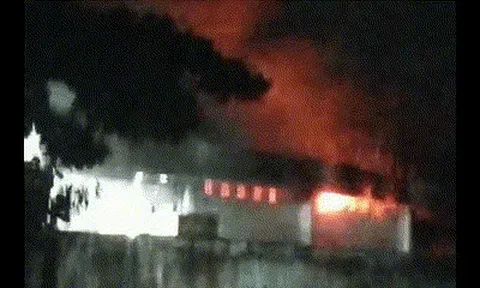 TP HCM: Lửa cháy đỏ rực trong đêm ở quận 8