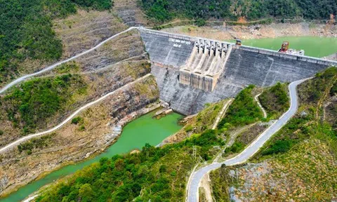 Cận cảnh hồ thủy điện lớn nhất Bắc Trung Bộ cạn kỷ lục, sắp về mực nước chết