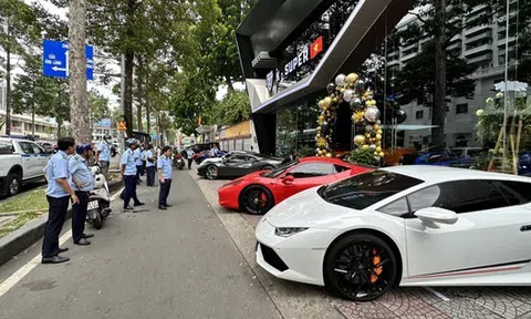 TP HCM: 6 "siêu xe" khiến một chủ cửa hàng mất tiền triệu