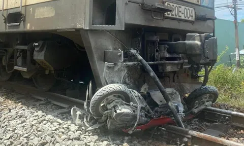 Băng qua đường ngang, người phụ nữ bị tàu hỏa tông chết