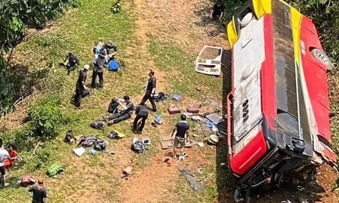 Xe du lịch chở 28 khách lao xuống chân đồi, nhiều người bị thương