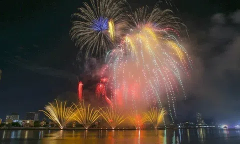 Chiêm ngưỡng màn trình diễn pháo hoa "siêu thực" của đội Canada