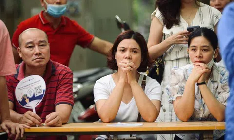 Toàn cảnh kỳ thi vào lớp 10 Hà Nội ngày 1: Phụ huynh dậy từ 4h sáng để chuẩn bị, có thí sinh chống nạng đi